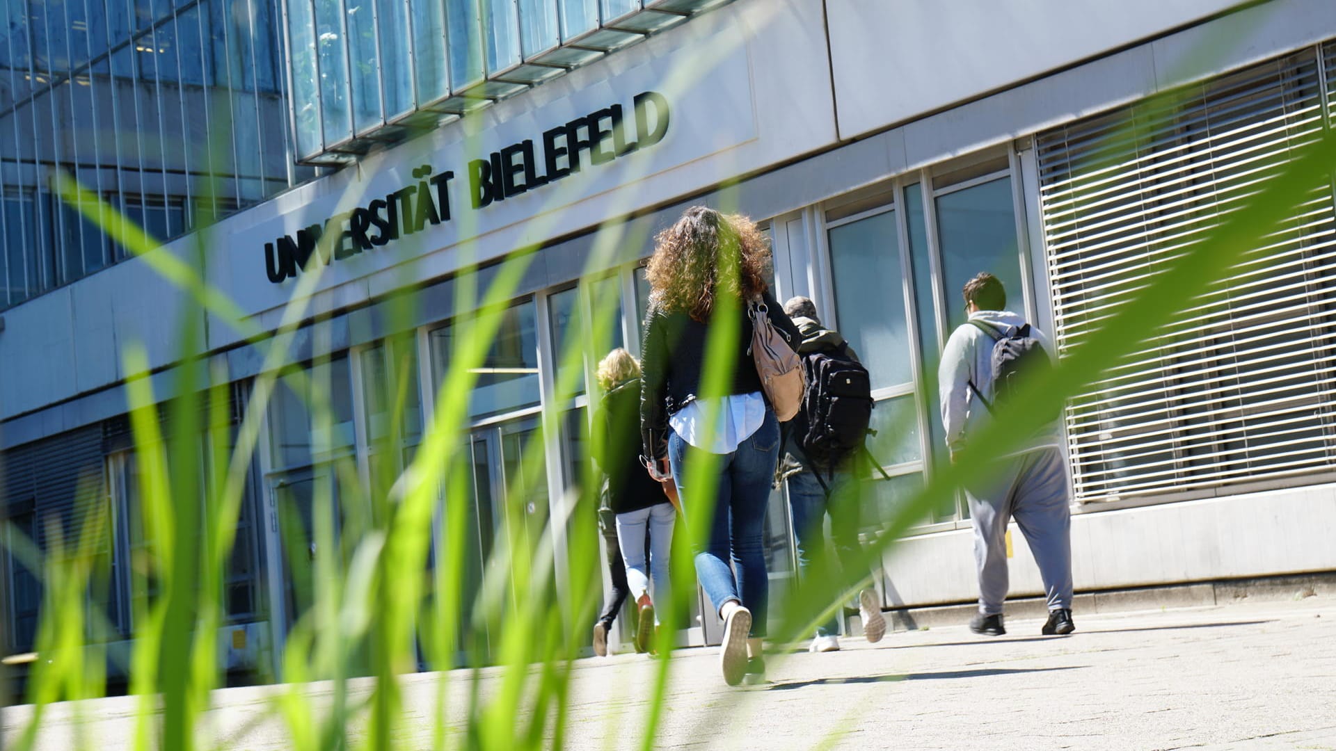 Die Universität Bielefeld (Symbolbild): Kerstin Eppert ist studierte Soziologin und derzeit als Konfliktforscherin tätigt. Sie leitet zusammen mit dem Konfliktforscher Andreas Zick das Verbundsprojekt X-Sonar, am dem mehrere Institutionen beteiligt sind. Das Projekt wird vom Bundesministerium für Bildung und Forschung gefördert.