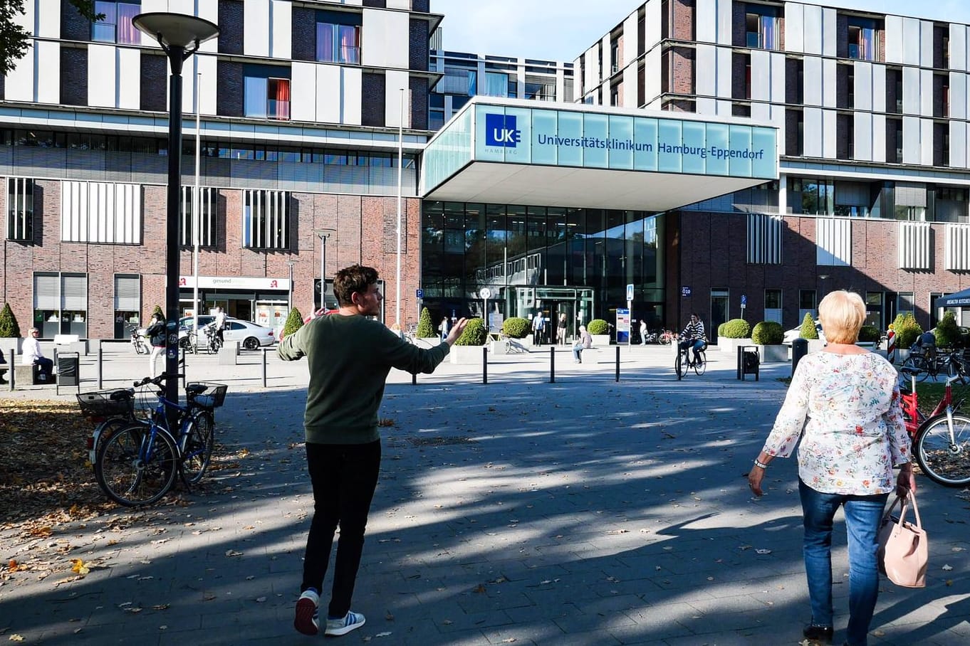 Menschen vor dem Universitätsklinikum Hamburg-Eppendorf: Hier wurde ein erster Fall des Coronavirus bekannt.