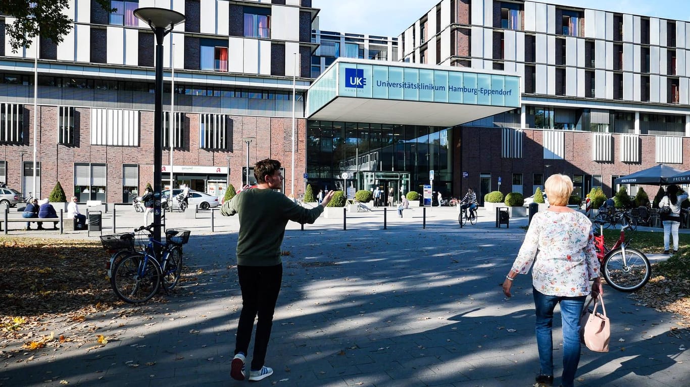 Menschen vor dem Universitätsklinikum Hamburg-Eppendorf: Hier wurde ein erster Fall des Coronavirus bekannt.