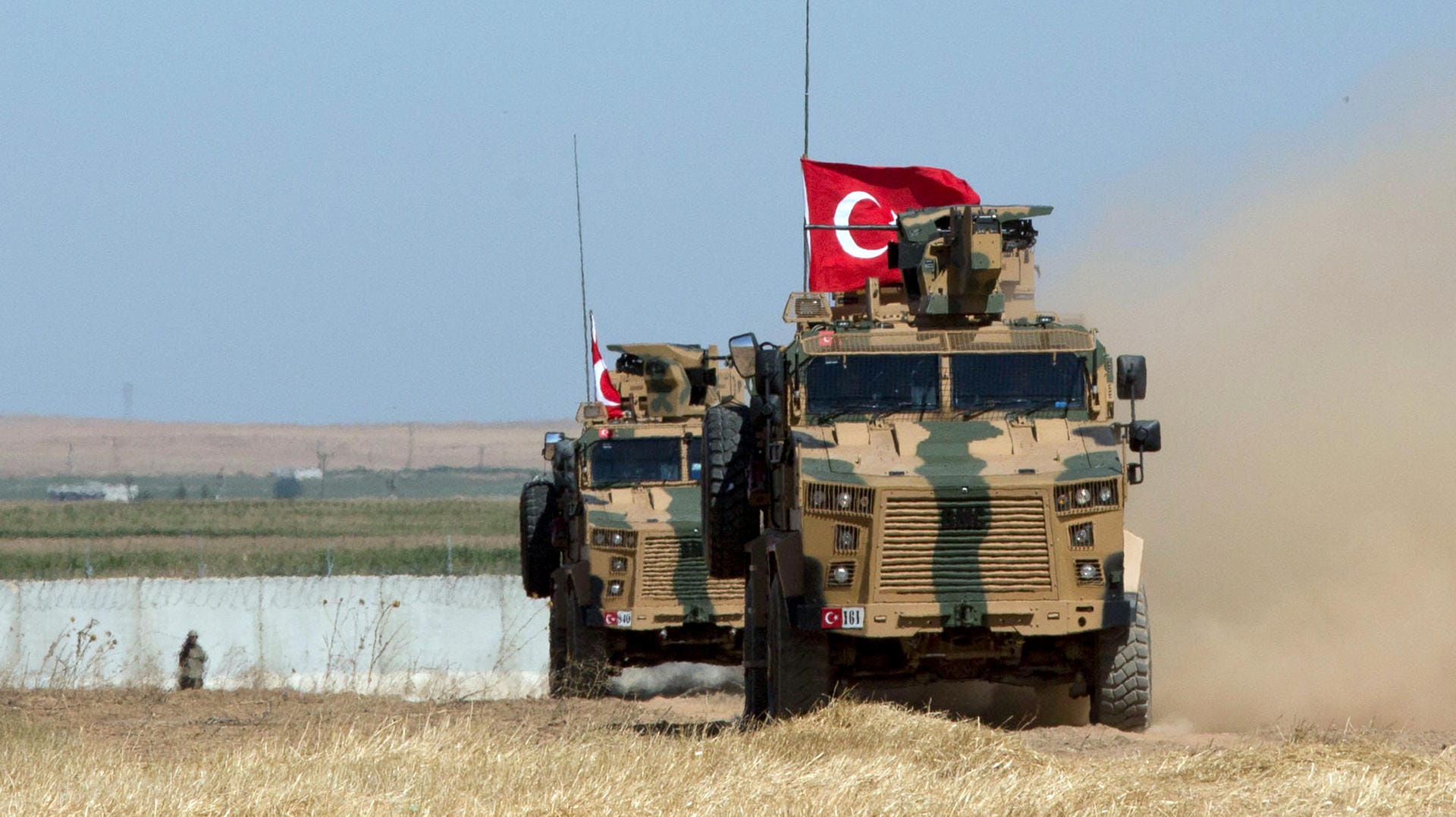 Türkische Panzer im syrisch-türkischen Grenzgebiet (Archivbild): Bei einem Angriff in dem Bürgerkriegsland sind mindestens 33 türkische Soldaten getötet worden.