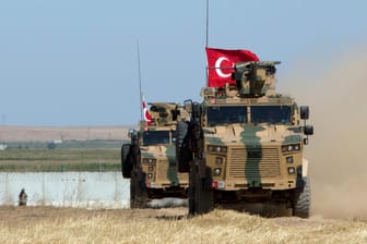 Türkische Panzer im syrisch-türkischen Grenzgebiet (Archivbild): Bei einem Angriff in dem Bürgerkriegsland sind mindestens 33 türkische Soldaten getötet worden.