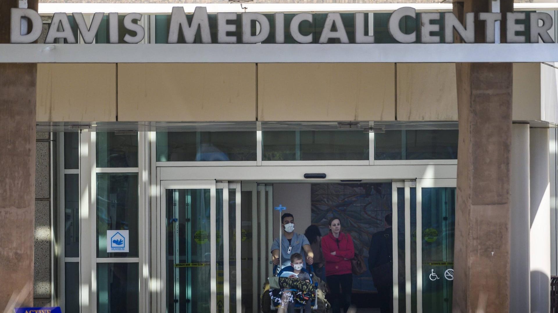 Der Eingang zum Davis Medical Center: Die Ärzte der Klinik mussten großen Druck auf die Patientin ausüben, damit diese einem Test auf das Coronavirus zustimmt. Der Eingang zum Davis Medical Center: Die Ärzte der Klinik mussten großen Druck auf die Patientin ausüben, damit diese einem Test auf das Coronavirus zustimmt.
