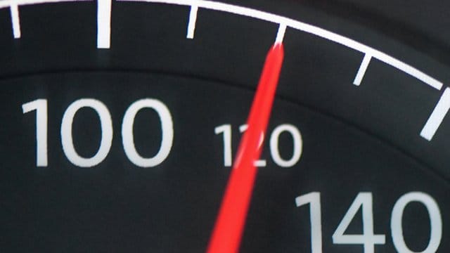Eine Höchstgeschwindigkeit von 120 Kilometern pro Stunde würde 2,6 Millionen Tonnen CO2 pro Jahr vermeiden. Eine Höchstgeschwindigkeit von 120 Kilometern pro Stunde würde 2,6 Millionen Tonnen CO2 pro Jahr vermeiden.