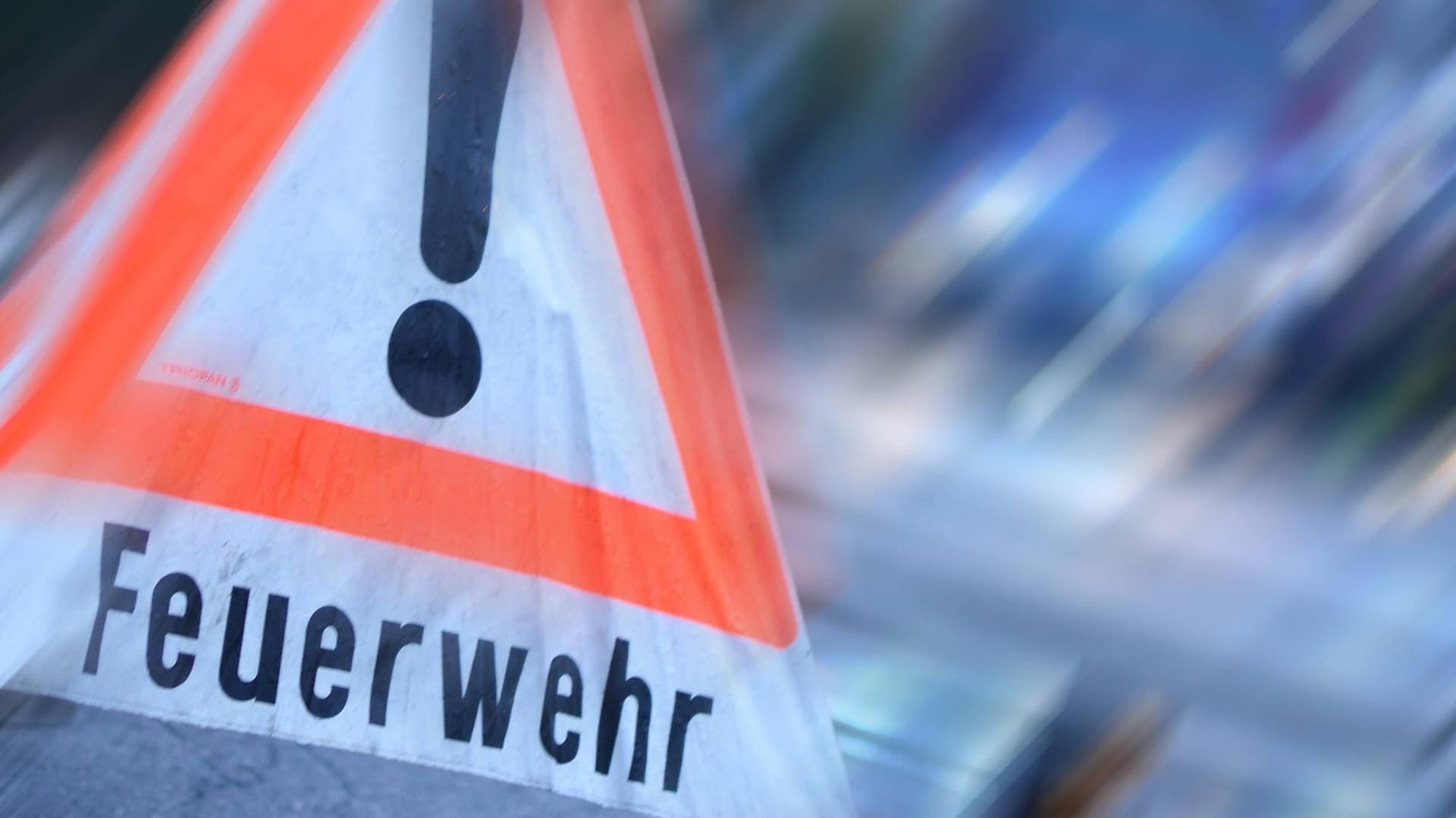 Warnschild der Feuerwehr: Eigentlich war der Einsatzort abgesichert, dennoch stürzte der Baum um und verletzte die Männer (Symbolbilder). Warnschild der Feuerwehr: Eigentlich war der Einsatzort abgesichert, dennoch stürzte der Baum um und verletzte die Männer (Symbolbilder).
