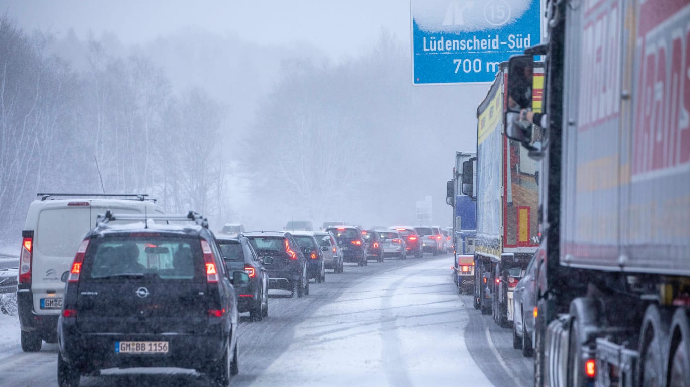 Verschneite Autobahn zwischen Lüdenscheid und Meinerzhagen: Einer der Täter hinterließ Fußabdrücke im Schnee (Archivbild).