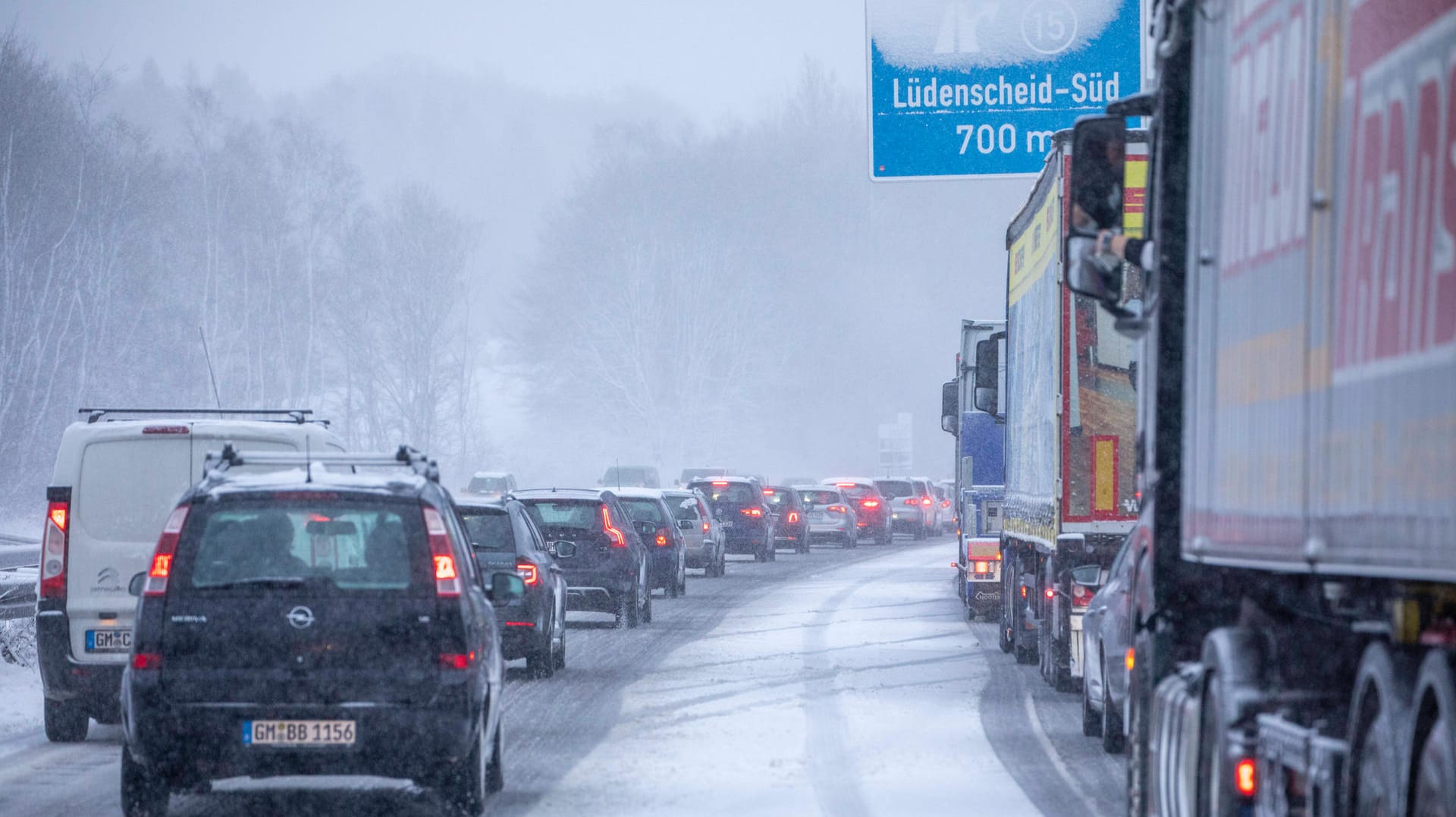Verschneite Autobahn zwischen Lüdenscheid und Meinerzhagen: Einer der Täter hinterließ Fußabdrücke im Schnee (Archivbild). Verschneite Autobahn zwischen Lüdenscheid und Meinerzhagen: Einer der Täter hinterließ Fußabdrücke im Schnee (Archivbild).