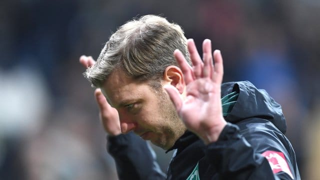 Bremens Trainer Florian Kohfeldt muss auf die Partie gegen Eintracht Frankfurt noch etwas warten. Bremens Trainer Florian Kohfeldt muss auf die Partie gegen Eintracht Frankfurt noch etwas warten.