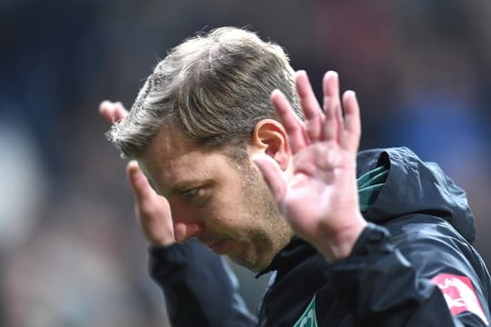 Bremens Trainer Florian Kohfeldt muss auf die Partie gegen Eintracht Frankfurt noch etwas warten.