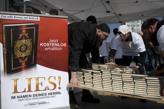 Die "Lies"-Kampagne: Die Koran-Verteilung wurden von Salafisten organisiert und ist mittlerweile in Deutschland verboten.
