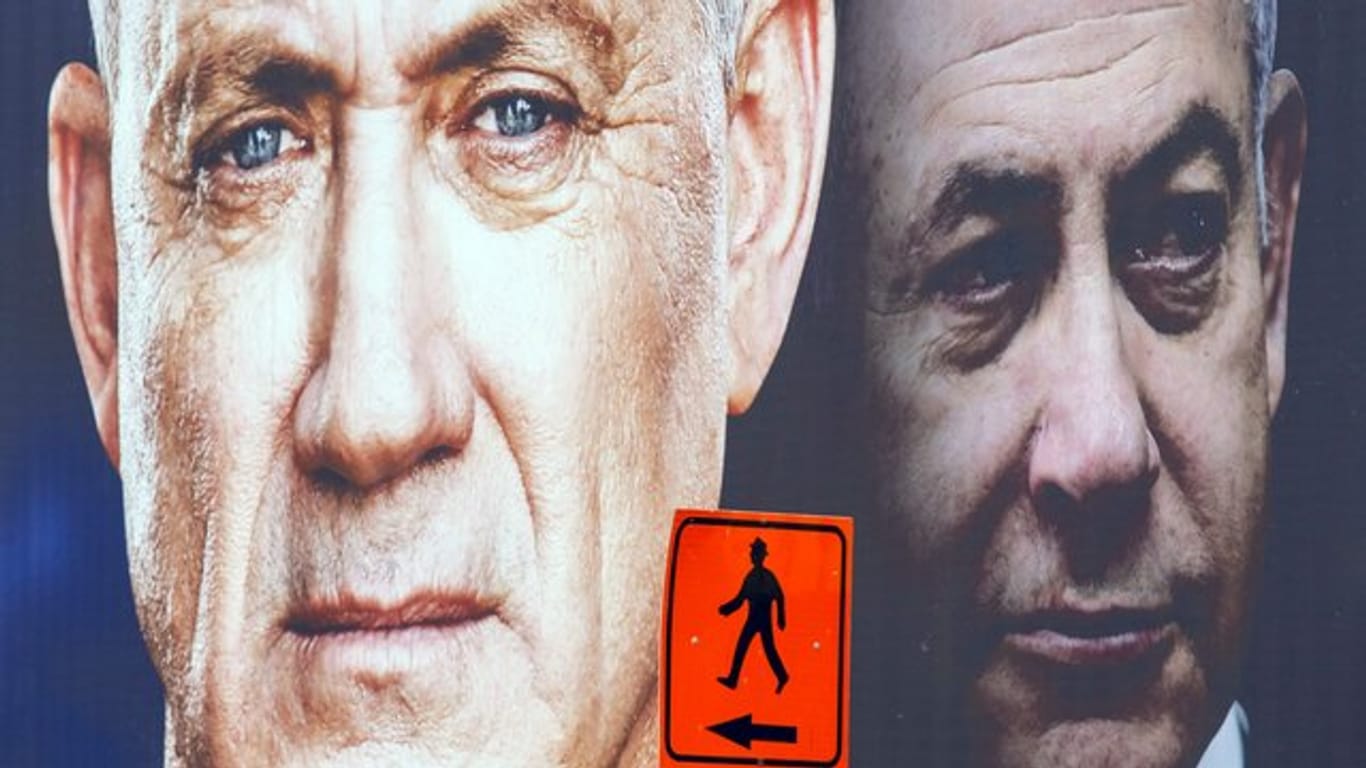 Wahlkampf in Israel: Ein Wahlplakat des Mitte-Bündnisses Blau-Weiß zeigt dessen Kandidaten Benny Gantz (l.