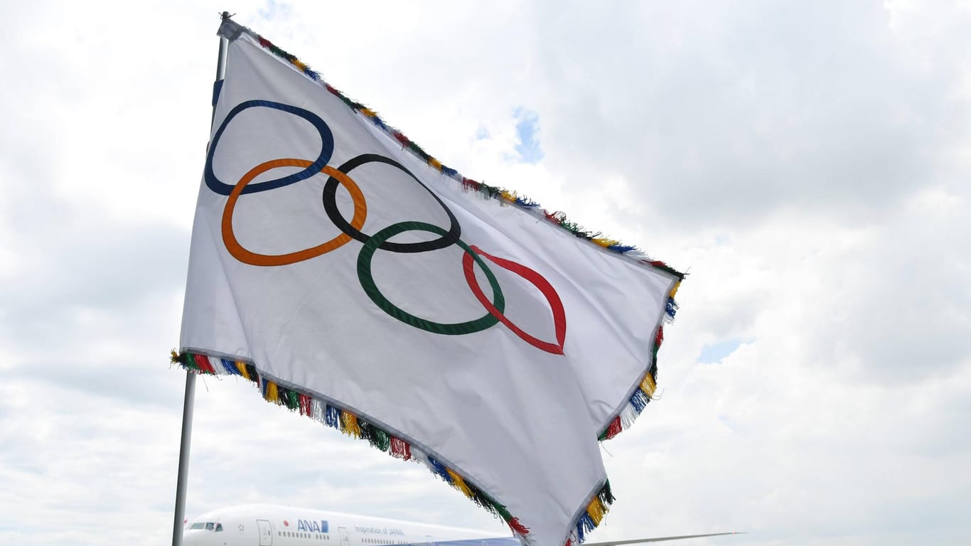 Die Olympische Flagge weht bei der Willkommenszeremonie am Haneda Flughafen in Tokio.