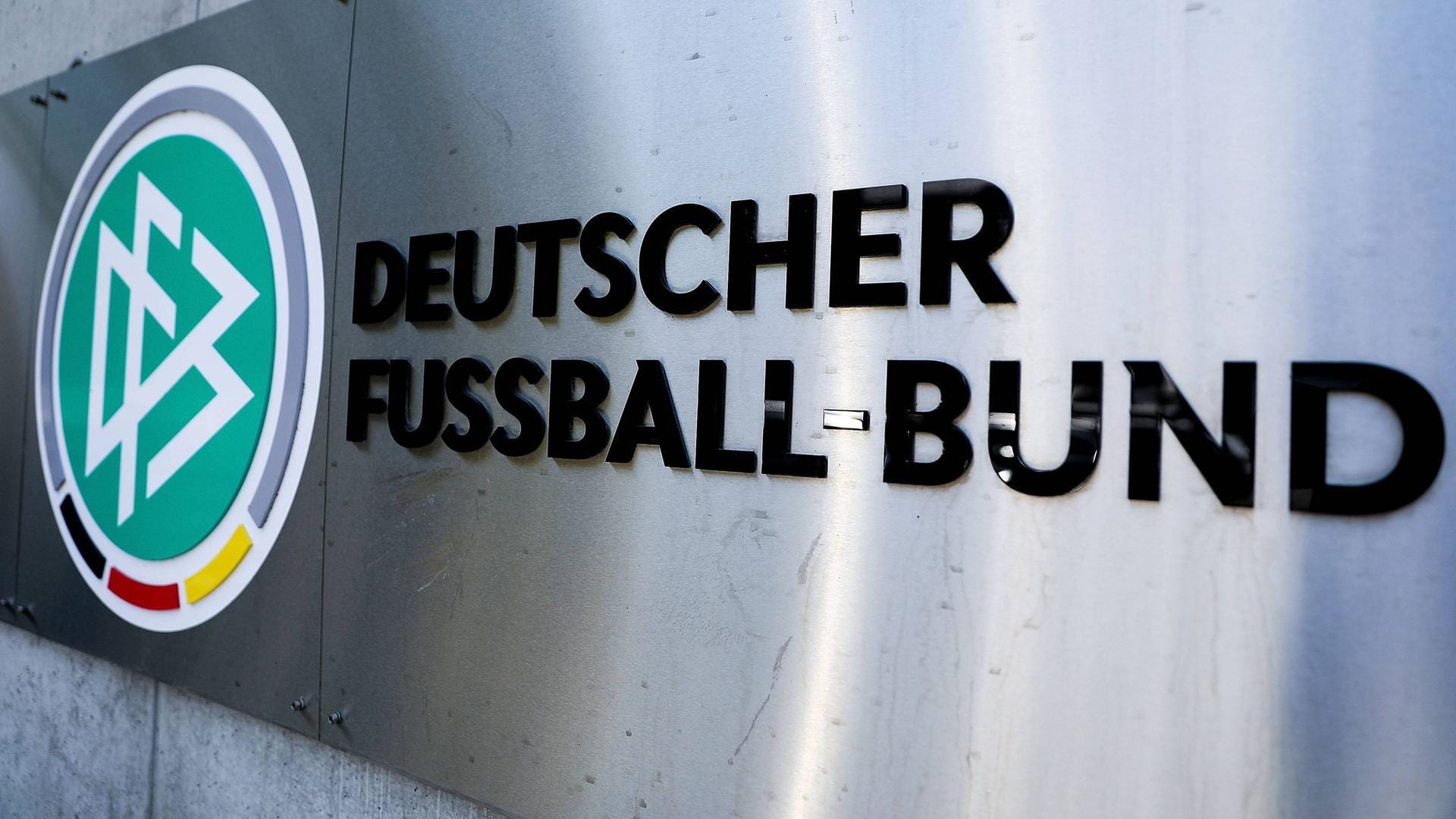 Brachte viele Nutzer wegen eines missverständlichen Tweets gegen sich auf: Der Deutsche Fußball Bund. Brachte viele Nutzer wegen eines missverständlichen Tweets gegen sich auf: Der Deutsche Fußball Bund.