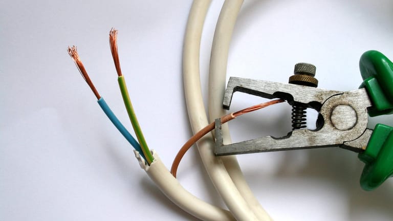 Stromkabel mit Abisolierzange: Sind die Kabel zu lang, können Sie diese auch fachmännisch kürzen.