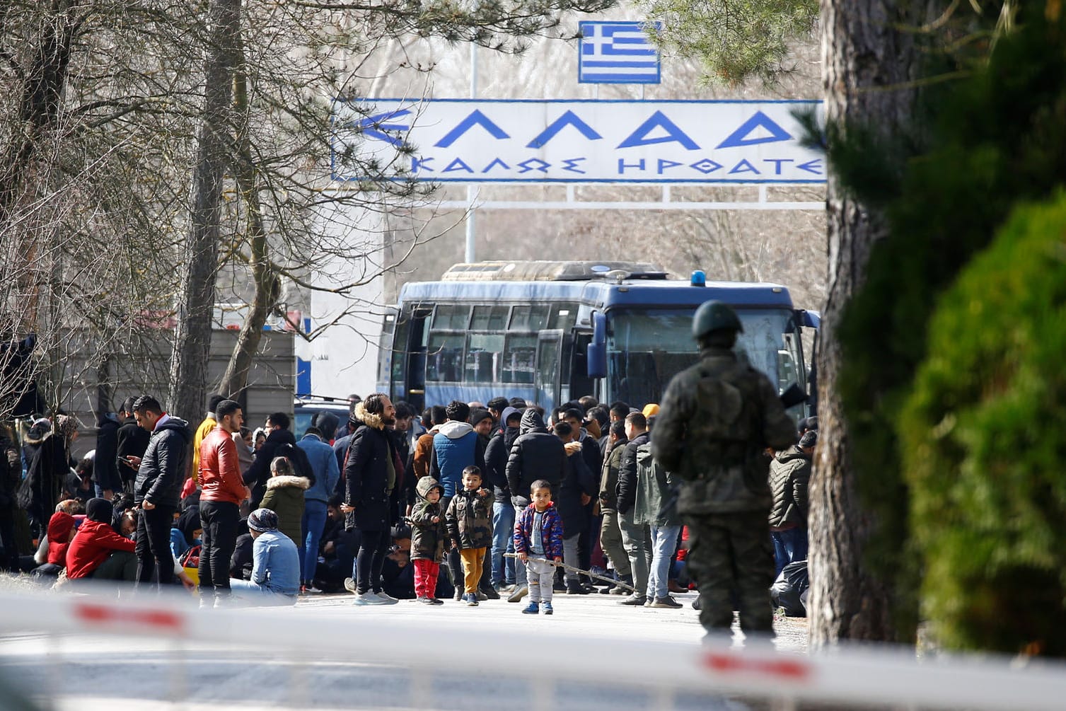 Flüchtlinge im Niemandsland am Grenzübergang Kastanies/Pazarkule zwischen Griechenland und der Türkei: Das Foto ist vom türkischen Pazarkule aus aufgenommen; die Menschen hatten sich nach Gerüchten über eine bevorstehende Grenzöffnung auf den Weg Richtung Griechenland gemacht.