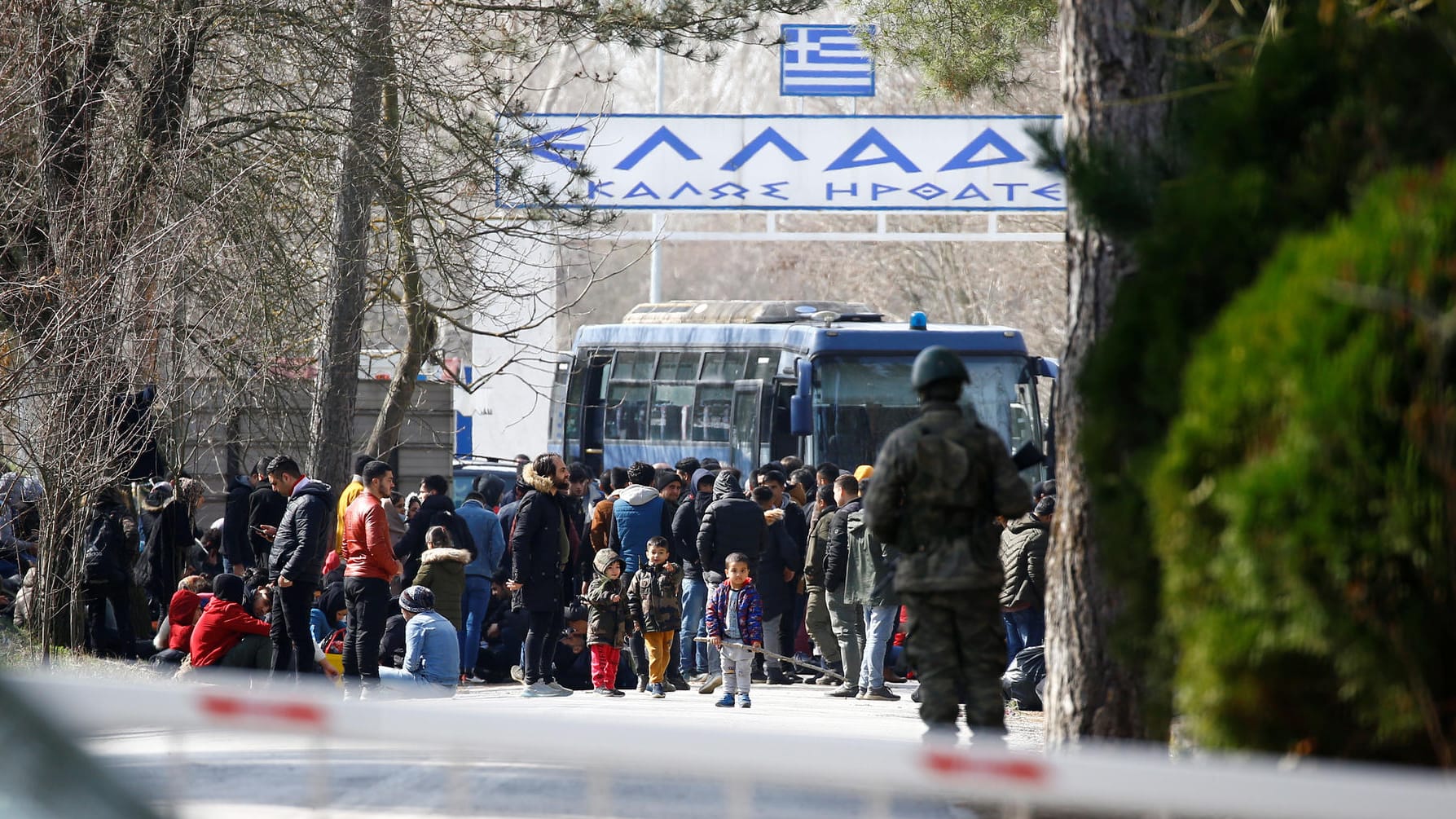 Flüchtlinge im Niemandsland am Grenzübergang Kastanies/Pazarkule zwischen Griechenland und der Türkei: Das Foto ist vom türkischen Pazarkule aus aufgenommen; die Menschen hatten sich nach Gerüchten über eine bevorstehende Grenzöffnung auf den Weg Richtung Griechenland gemacht.