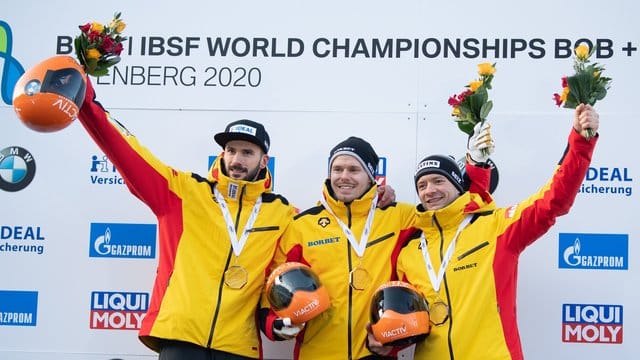 Jubel auf dem Podium: Auf Platz zwei Axel Jungk (l-r), Sieger Christopher Grotheer und Alexander Gassner. Jubel auf dem Podium: Auf Platz zwei Axel Jungk (l-r), Sieger Christopher Grotheer und Alexander Gassner.