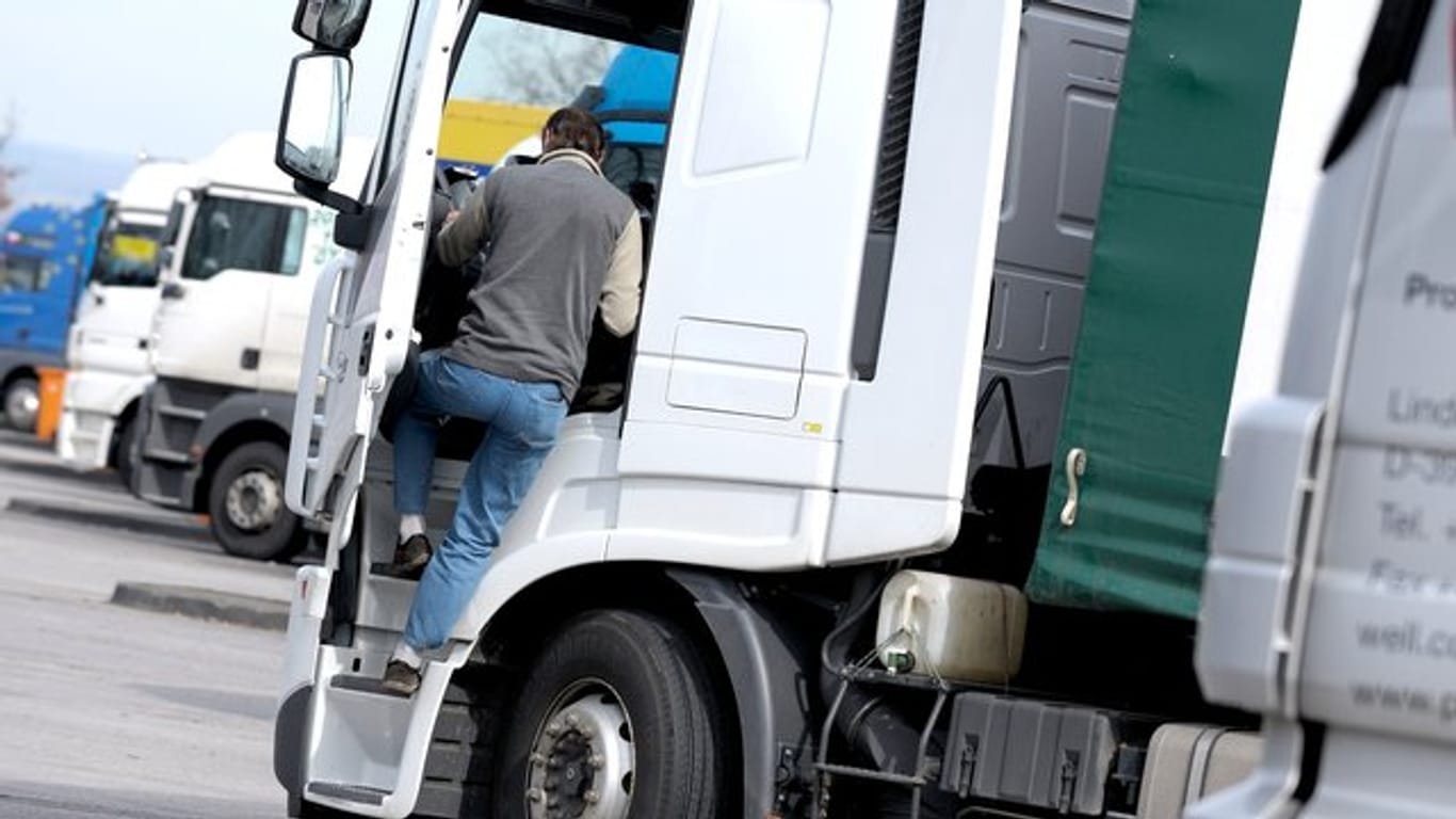 Wenn Lkw-Fahrer während mehrtägiger Touren im Fahrzeug übernachten, können sie dafür jetzt eine Übernachtungspauschale geltend machen.