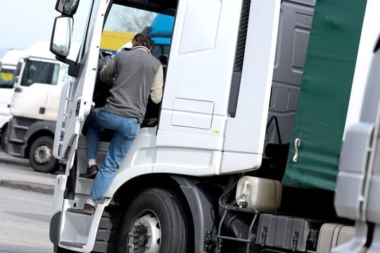 Wenn Lkw-Fahrer während mehrtägiger Touren im Fahrzeug übernachten, können sie dafür jetzt eine Übernachtungspauschale geltend machen.