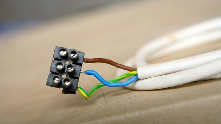 Lampe ganz einfach anschließen und richtig montieren Schrittfür