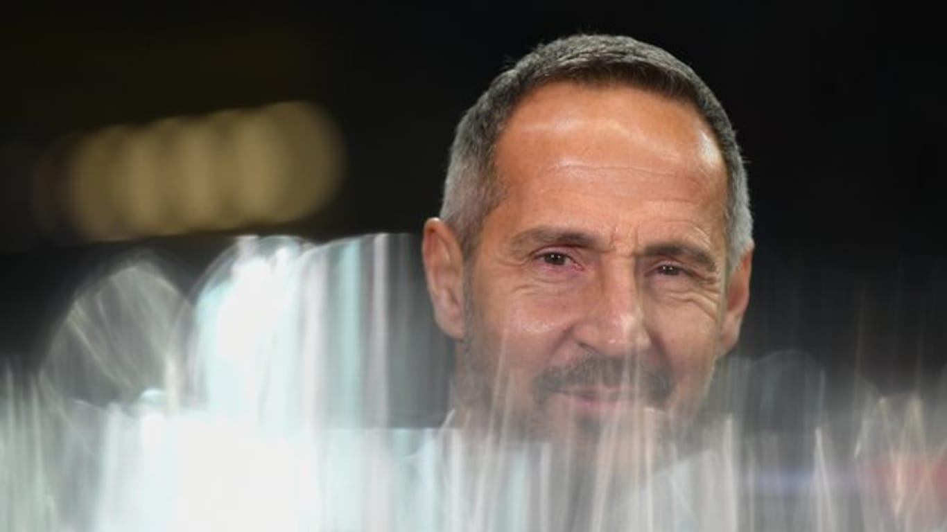 Baut die Startelf von Eintracht Frankfurt für das Spiel bei RB Salzburg um: Trainer Adi Hütter.
