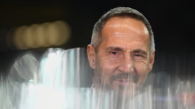 Baut die Startelf von Eintracht Frankfurt für das Spiel bei RB Salzburg um: Trainer Adi Hütter. Baut die Startelf von Eintracht Frankfurt für das Spiel bei RB Salzburg um: Trainer Adi Hütter.