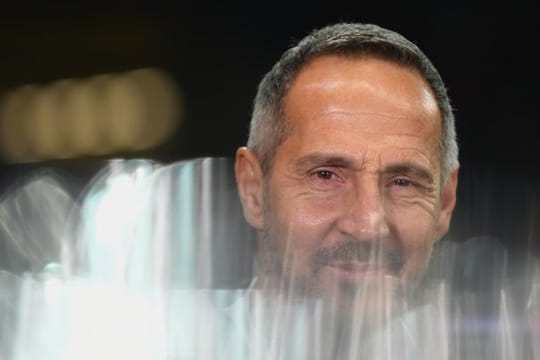 Baut die Startelf von Eintracht Frankfurt für das Spiel bei RB Salzburg um: Trainer Adi Hütter.