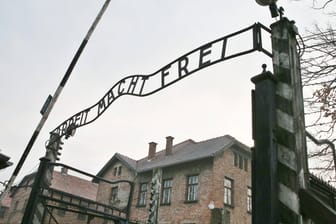 Das Tor zur Gedenkstätte des Vernichtungslagers Auschwitz: Ein CSU-Kandidat hat den Spruch "Arbeit macht frei" auf seinen Unterarm tätowiert.