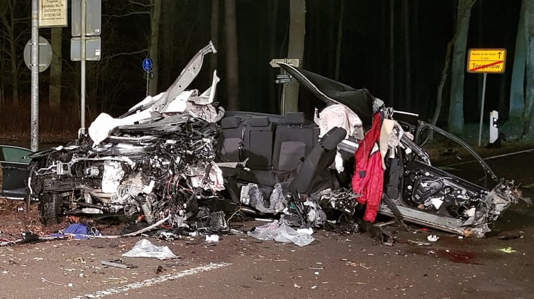 Das völlig zerstörte Auto bei Torgelow in Mecklenburg-Vorpommern: Verteidigungsministerin Annegret Kramp-Karrenbauer (CDU) sprach den Hinterbliebenen ihr Beileid aus.