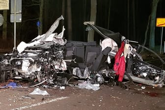 Das völlig zerstörte Auto bei Torgelow in Mecklenburg-Vorpommern: Verteidigungsministerin Annegret Kramp-Karrenbauer (CDU) sprach den Hinterbliebenen ihr Beileid aus.