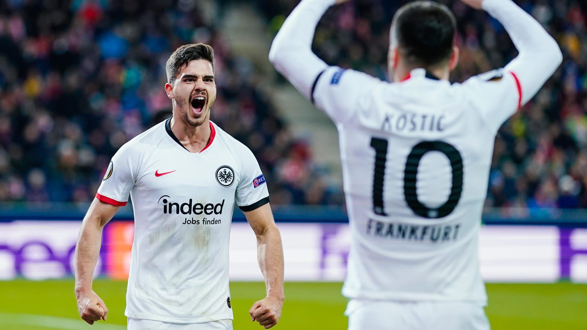 Die Eintracht in Salzburg: André Silva (l) jubelt mit Frankfurts Filip Kostic über das Tor zum 1:1.