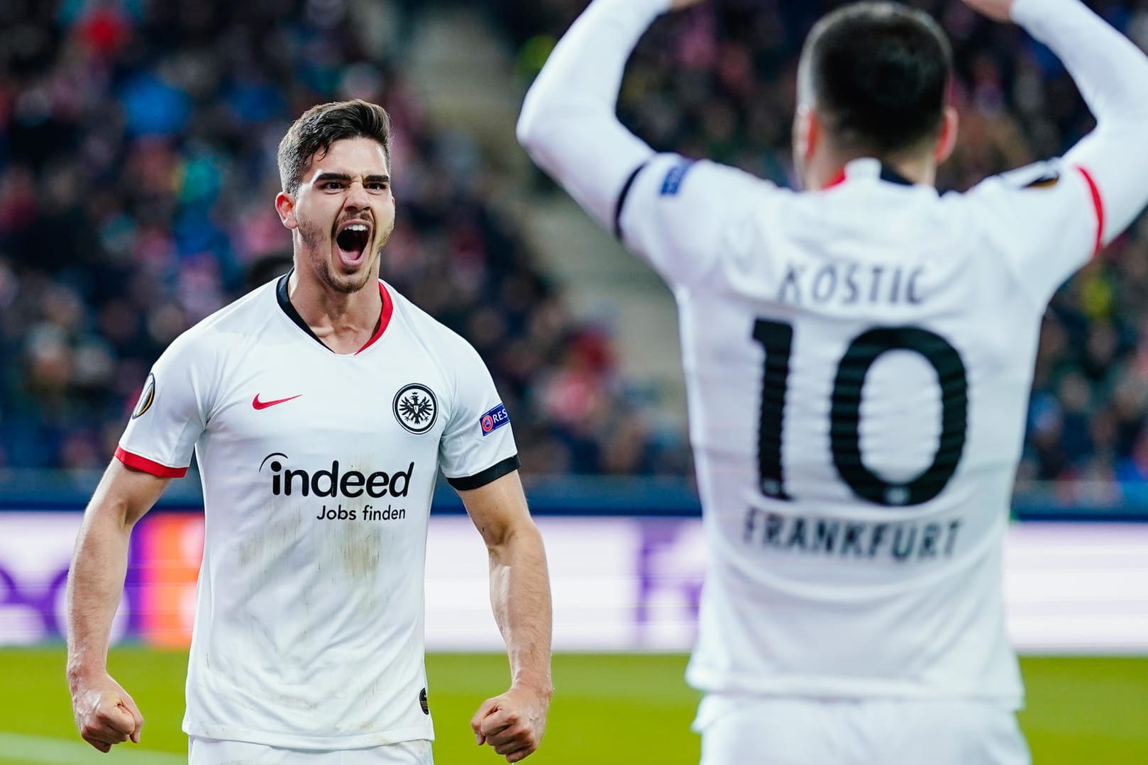 Die Eintracht in Salzburg: André Silva (l) jubelt mit Frankfurts Filip Kostic über das Tor zum 1:1.