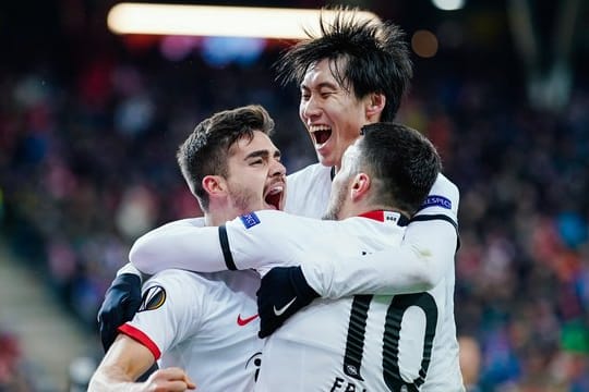 Die Spieler von Eintracht Frankfurt feiern den Treffer zum Ausgleich bei Red Bull Salzburg.