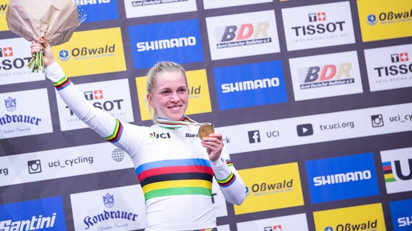 Goldmädchen: Emma Hinze feiert ihre zweite Goldmedaille bei der Bahnrad-WM in Berlin.