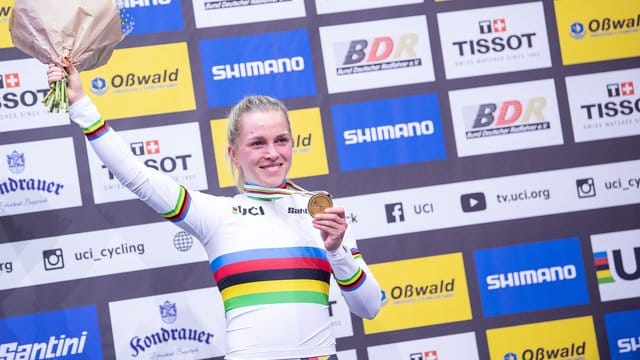Goldmädchen: Emma Hinze feiert ihre zweite Goldmedaille bei der Bahnrad-WM in Berlin. Goldmädchen: Emma Hinze feiert ihre zweite Goldmedaille bei der Bahnrad-WM in Berlin.