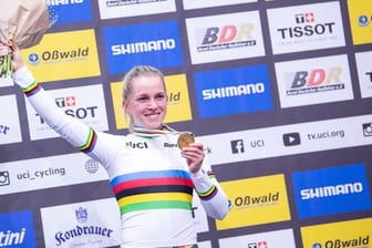 Goldmädchen: Emma Hinze feiert ihre zweite Goldmedaille bei der Bahnrad-WM in Berlin.