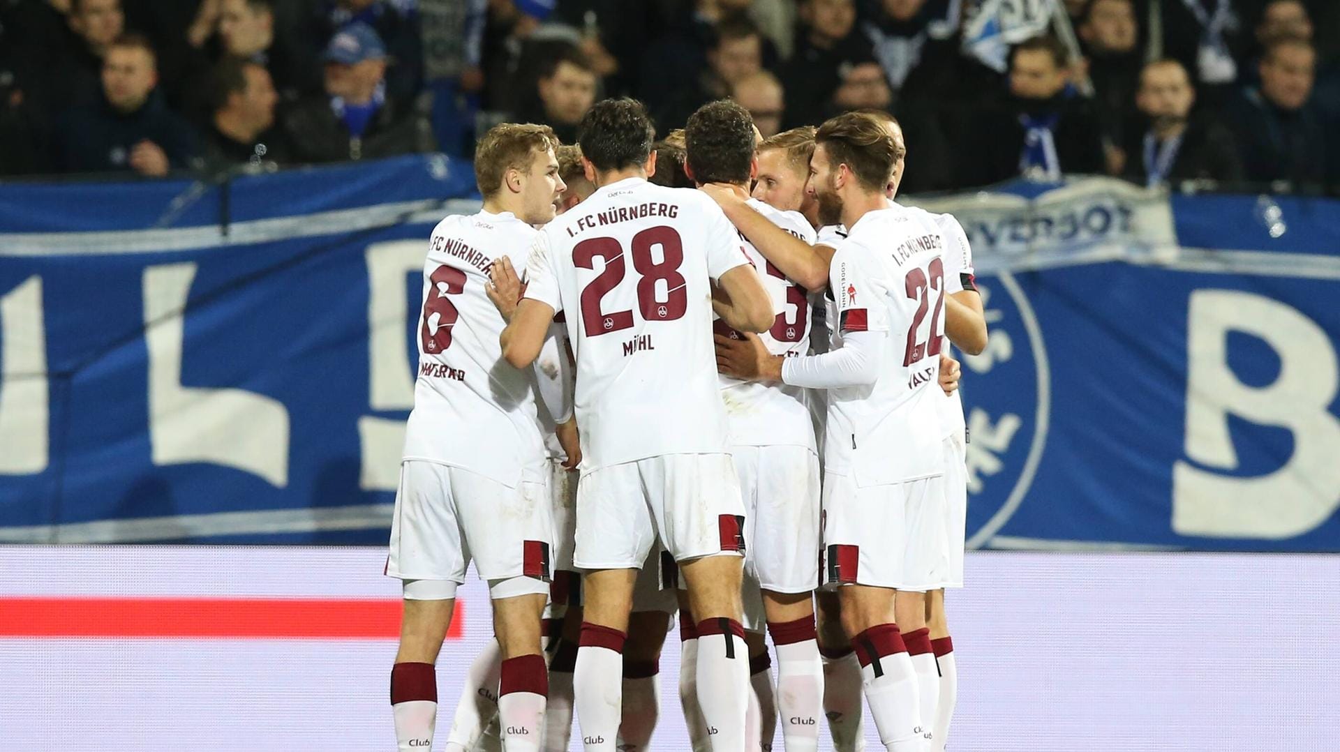 Haben einen wichtigen Sieg im Abstiegskampf eingefahren: Das Team vom 1. FC Nürnberg. Haben einen wichtigen Sieg im Abstiegskampf eingefahren: Das Team vom 1. FC Nürnberg.