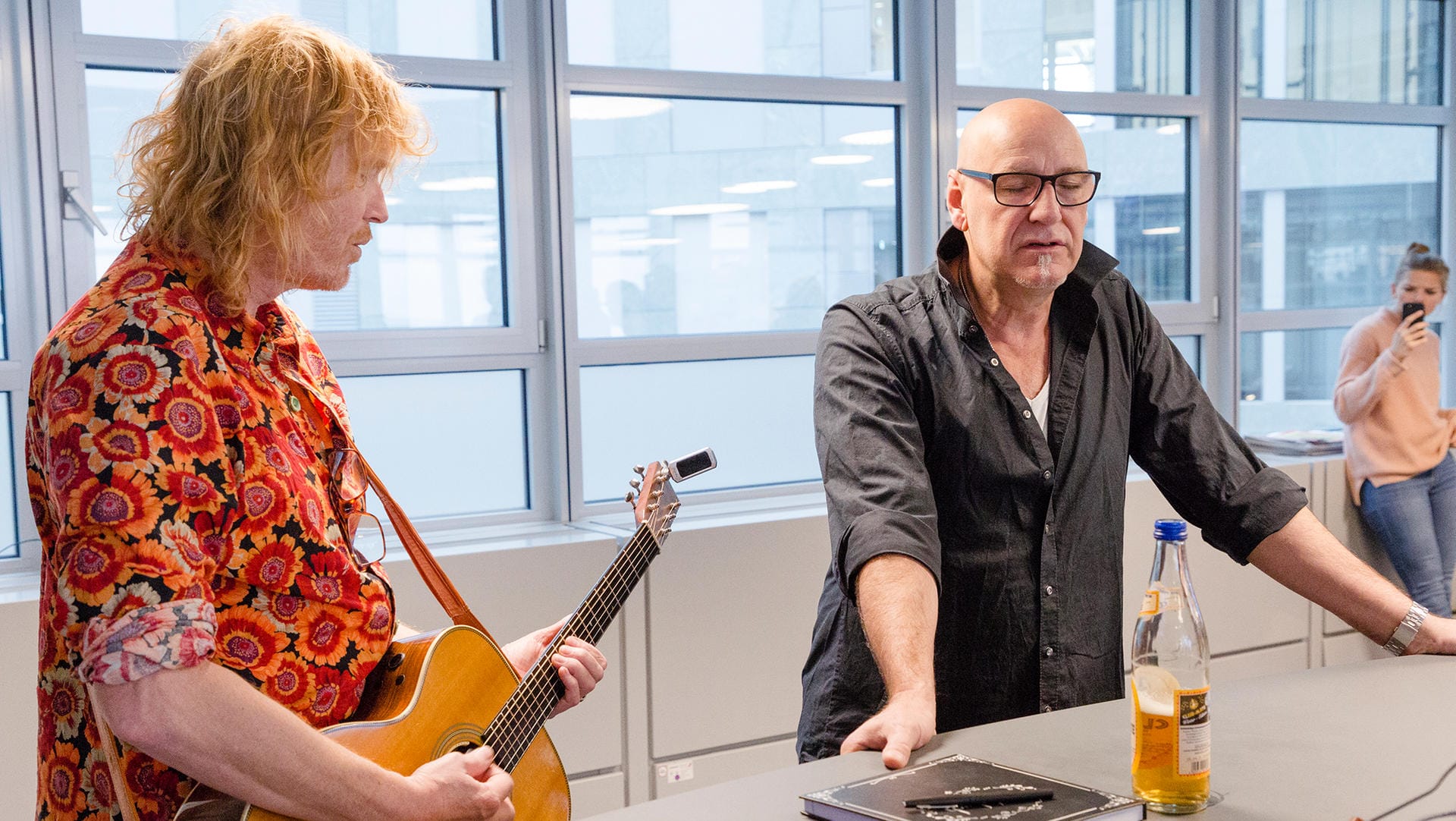 Stein-Schneider und Wingenfelder in ihrem Element: Die beiden Musiker spielen in der Redaktion einen ihrer Songs.