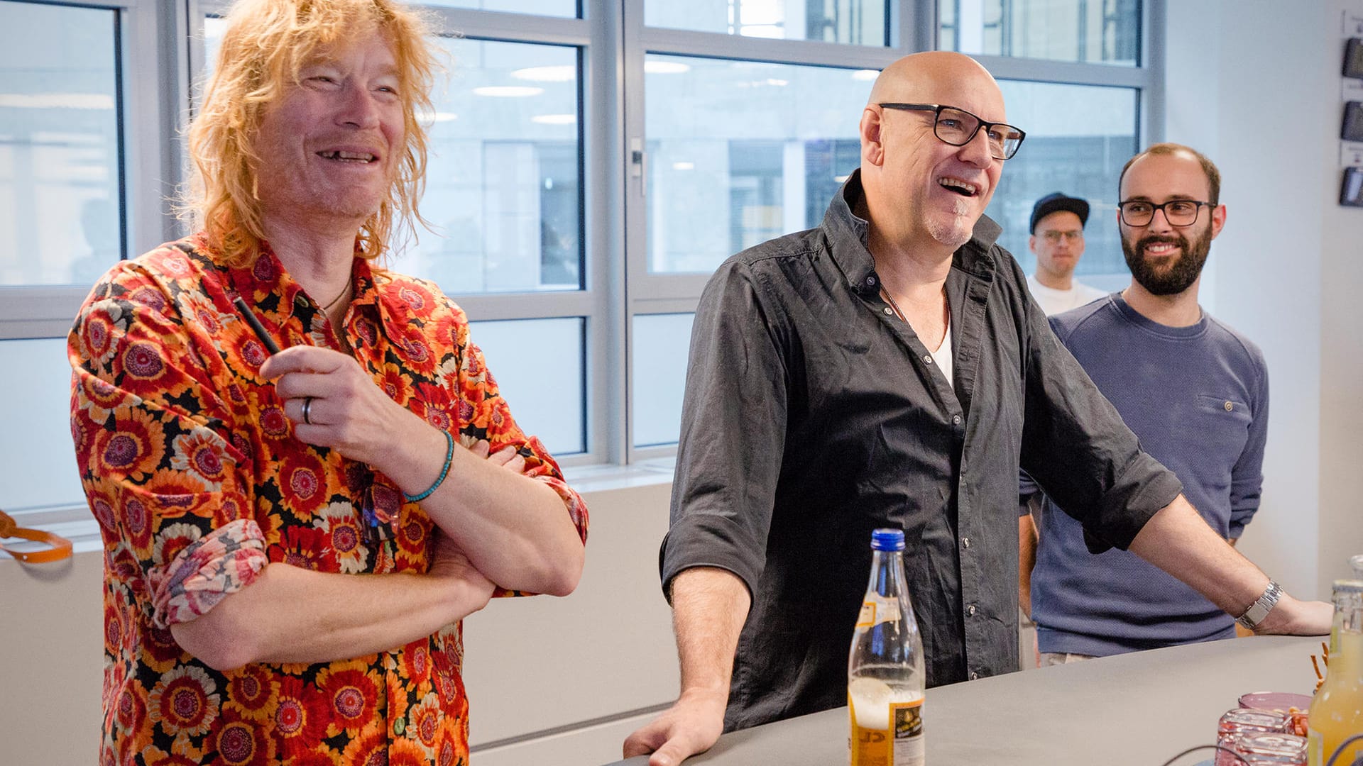 Der Gitarrist und der Sänger: Christof Stein-Schneider und Kai Wingenfelder sprechen vor dem Interview mit Redakteur Steven Sowa (rechts im Bild) vor der versammelten t-online.de-Redaktion.