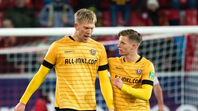 Torschütze Simon Makienok Christoffersen (l) jubelt mit Dzenis Burnic über den Treffer zum 2:1 gegen Jahn Regensburg. Torschütze Simon Makienok Christoffersen (l) jubelt mit Dzenis Burnic über den Treffer zum 2:1 gegen Jahn Regensburg.