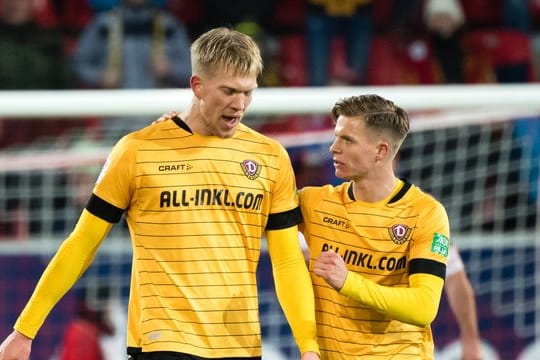 Torschütze Simon Makienok Christoffersen (l) jubelt mit Dzenis Burnic über den Treffer zum 2:1 gegen Jahn Regensburg.