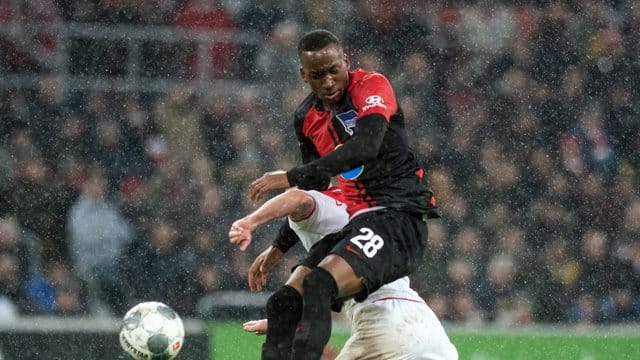 Düsseldorfs Valon Berisha (hinten) und Dodi Lukebakio von Berlin versuchen an den Ball zu kommen. Düsseldorfs Valon Berisha (hinten) und Dodi Lukebakio von Berlin versuchen an den Ball zu kommen.
