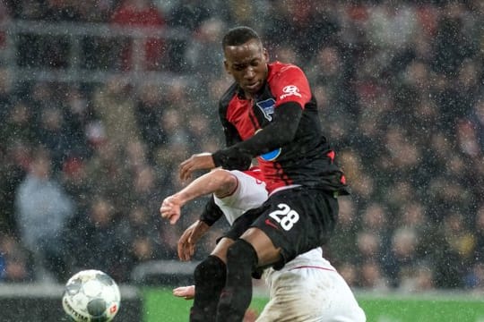 Düsseldorfs Valon Berisha (hinten) und Dodi Lukebakio von Berlin versuchen an den Ball zu kommen.