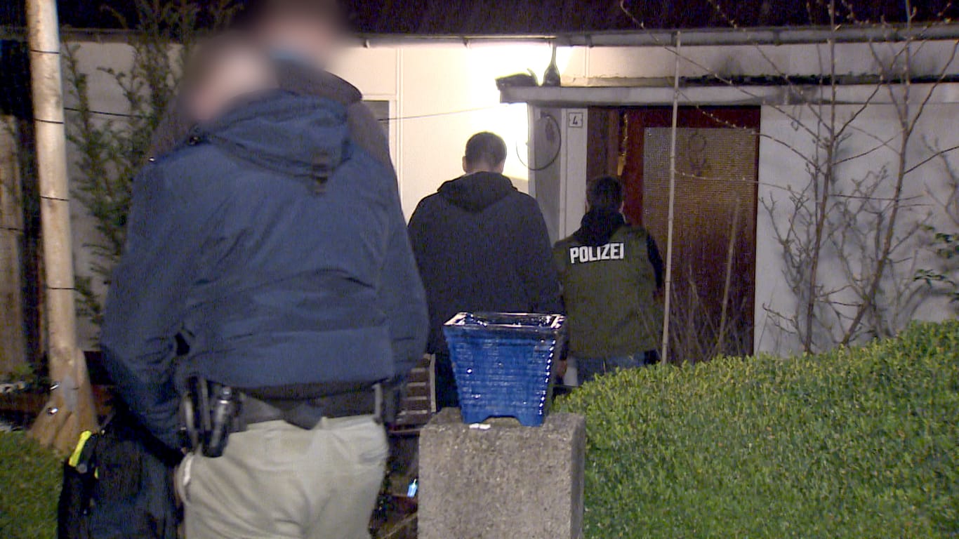 Zugriff in Niedersachsen: Spezialeinsatzkräfte der Polizei haben einen Mann festgenommen – es soll um große Mengen Chemikalien gehen.