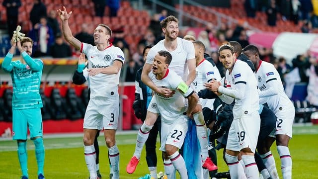 Feierstimmung in Salzburg: Eintracht Frankfurt steht im Achtelfinale der Europa League.