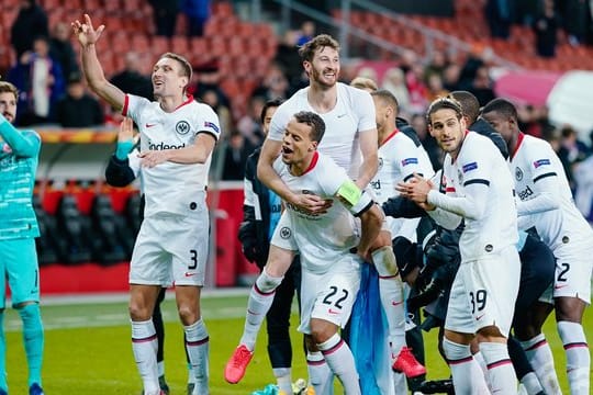 Feierstimmung in Salzburg: Eintracht Frankfurt steht im Achtelfinale der Europa League.