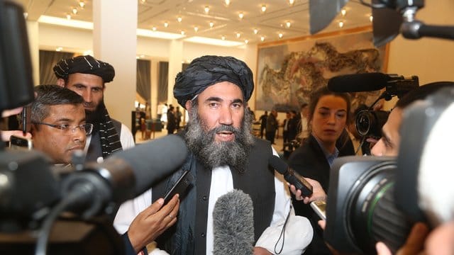 Taliban-Anführer Mullah Abdul Salam Zaeef spricht zu Journalisten.