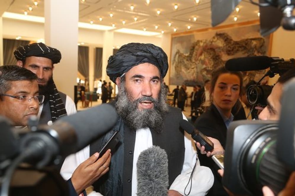 Taliban-Anführer Mullah Abdul Salam Zaeef spricht zu Journalisten.