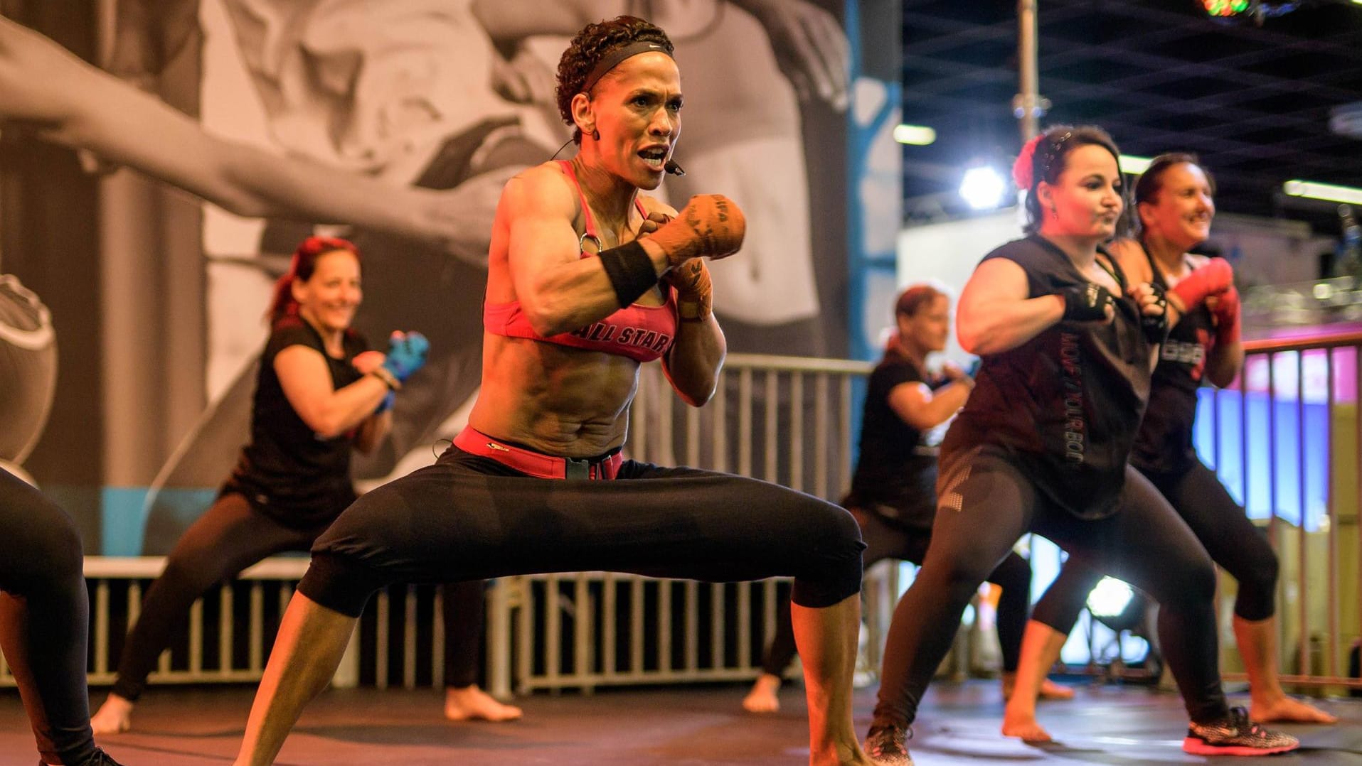 Athletinnen auf der FIBO vor zwei Jahren: In diesem Jahr wird die weltgrößte Fitnessmesse in Köln verschoben.