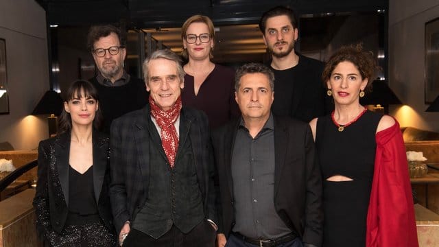 Die Internationale Jury der Berlinale: Bérénice Bejo (l-r), Kenneth Lonergan, Jeremy Irons, Bettina Brokemper, Kleber Mendonca Filho, Luca Marinelli und Annemarie Jacir. Die Internationale Jury der Berlinale: Bérénice Bejo (l-r), Kenneth Lonergan, Jeremy Irons, Bettina Brokemper, Kleber Mendonca Filho, Luca Marinelli und Annemarie Jacir.