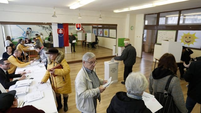 In der Slowakei hat die mit Spannung erwartete Parlamentswahl begonnen. In der Slowakei hat die mit Spannung erwartete Parlamentswahl begonnen.